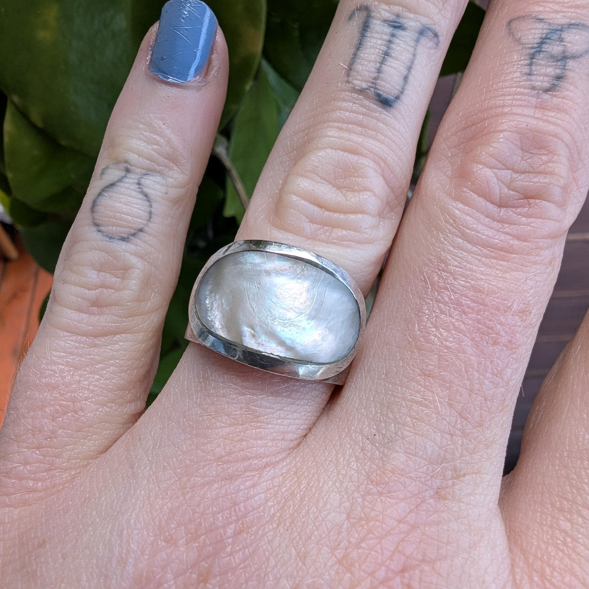 Vintage Natural Mother of Pearl & Sterling Silver ring
