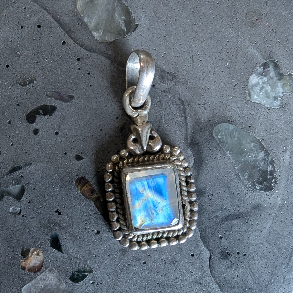 Vintage rainbow moonstone & sterling silver pendant