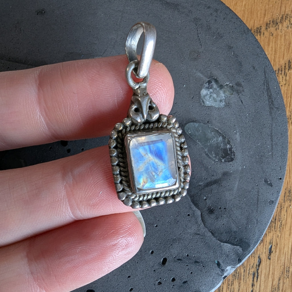 Vintage rainbow moonstone & sterling silver pendant