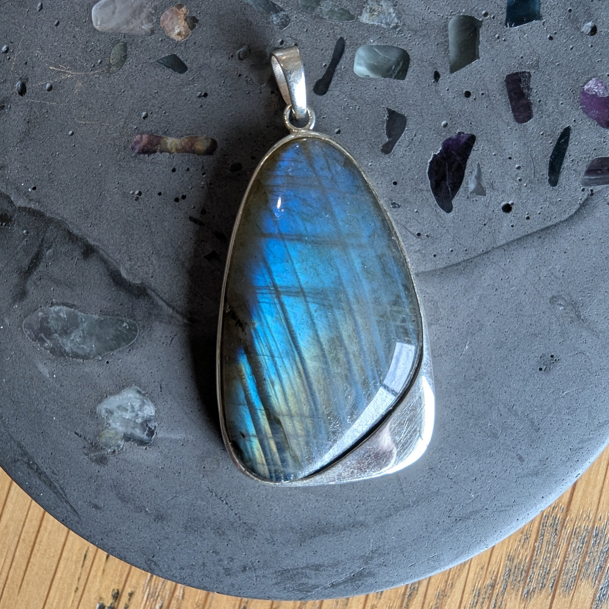 Pre-loved Labradorite & sterling silver pendant